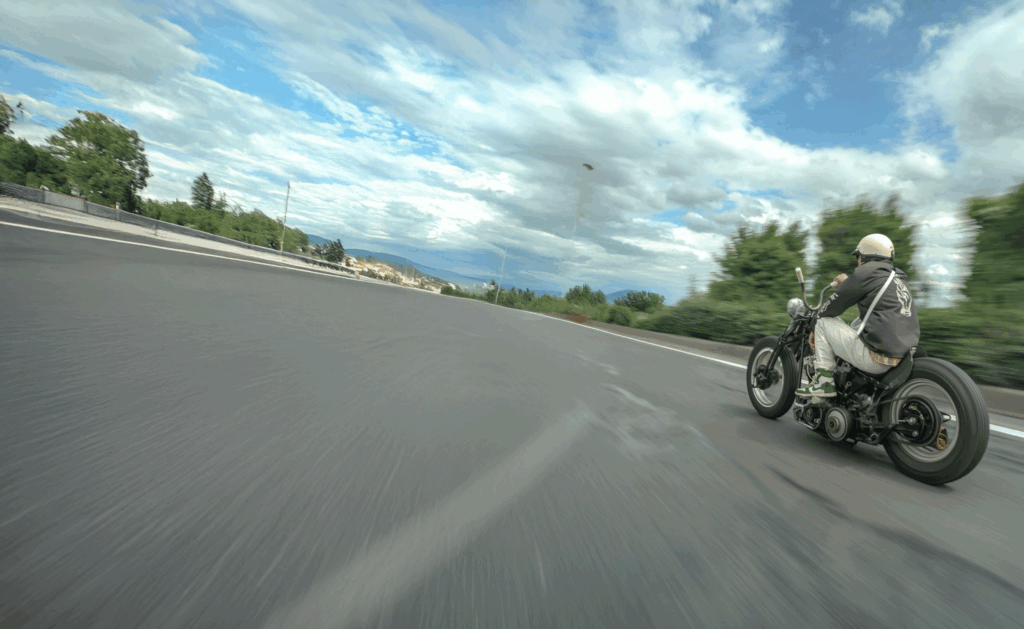 ハーレーに乗る店主